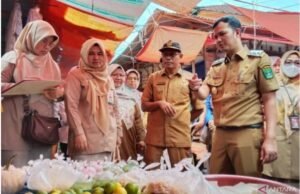 Wakil Bupati Pd. Pariaman Rahmat Hidayat dan  BBPOM ke Pasar