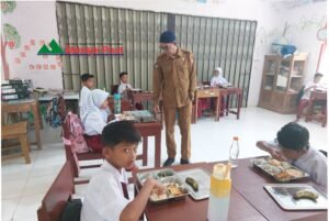 Murid SD Negeri 53 Siguhung, Sudah Satu Pekan Dapat Nasi Gratis