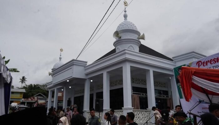 Surau Tigo Batua, Nagari Parambahan Diresmikan  Prof. Dr. H. Yulius,M.H 