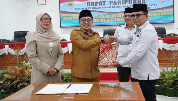 8 Fraksi DPRD Tanah Datar Setuju Menerima Ranperda Menjadi Perda