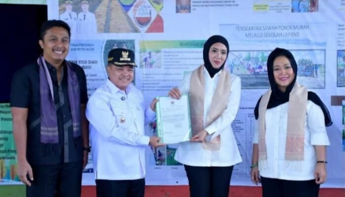 Bangun Pertanian Agam, Bupati Antar Langsung Proposal ke Cindy Monica