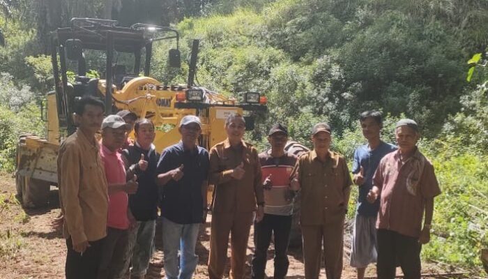 Hebat Pemnag Tiku Selatan, Bangun Jalan Secara Swadaya, Nilai Rp200 juta