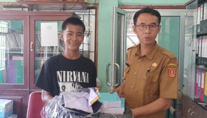 Pemnag Tiku Selatan Serahkan Bantuan Kelengkapan Sekolah dan Etalase