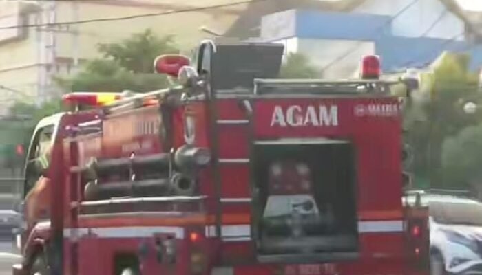 10-han Damkar se-Sumbar Padamkan Api Kebakaran Pasar Payakumbuh 