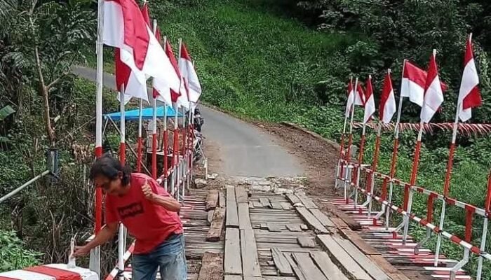 HUT RI ke-80, Matur Hilir Hiasi Jembatan Rusak Aia Taganang dengan Merah Putih