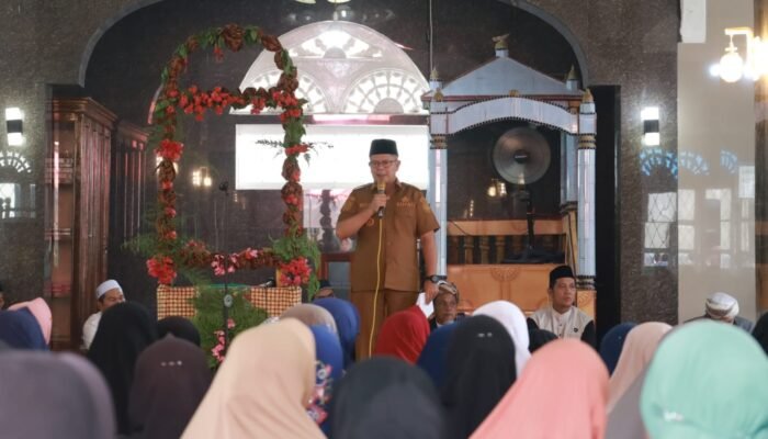 Hadiri Maulid Nabi Muhammad, Bupati Welly Disambut Haru Jamaah Masjid
