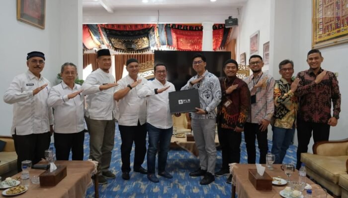 Manajer PLN UP3 Payakumbuh Teguh Temu Ramah Dengan Bupati Eka Putra