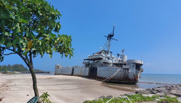 Kapal Tertambat di Pantai Talao Pariaman, Perlu Pemeliharaan, Sudah Mulai Keropos