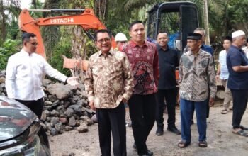 Bupati Pd. Pariaman John Kenedy Azis Tinjau Pekerjaan Jembatan Maduang