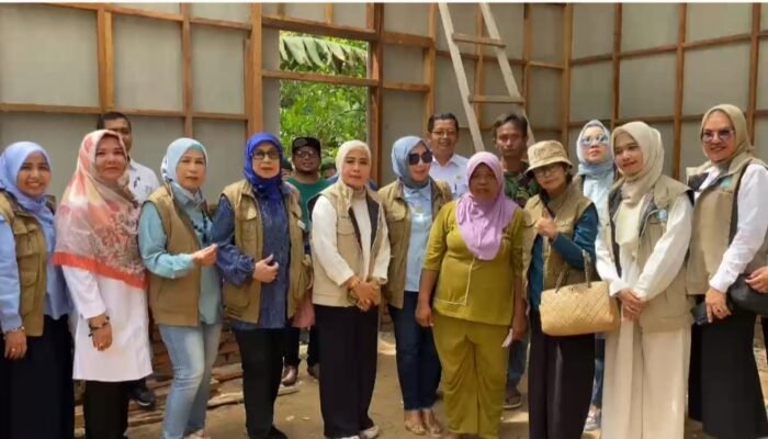 Ketua TP-PKK Pd. Pariaman Ny. Nita Azis Apresiasi Program Bedah Rumah Indo Jalito Peduli