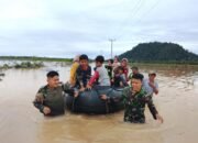 Prajurit Yonif TP 897/Singgalang Terjun Langsung Evakuasi Korban Banjir
