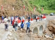 Masyarakat Bersyukur, Wabup Agam dan TNI Resmikan Jembatan Amco Malalak