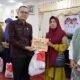 Kepala Dinas Sosial Agam Villa Erdi Menyerahkan Santunan Dari Kementerian Sosial RI
