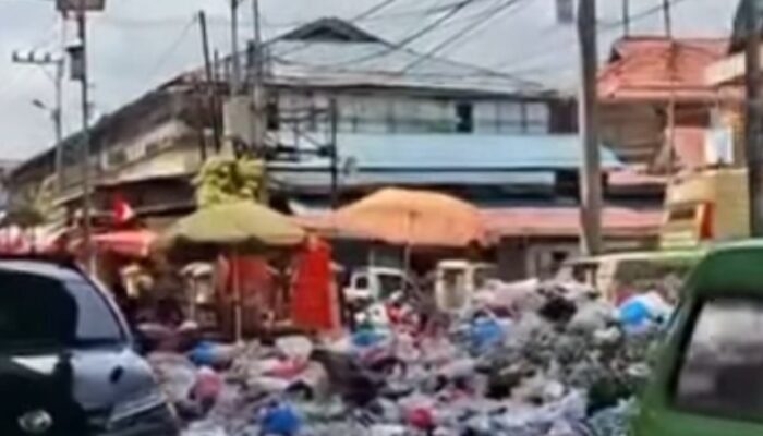 Sampah Menumpuk dan Berserakan Dibawah Fly Over Aur Kuninh Bukittinggi