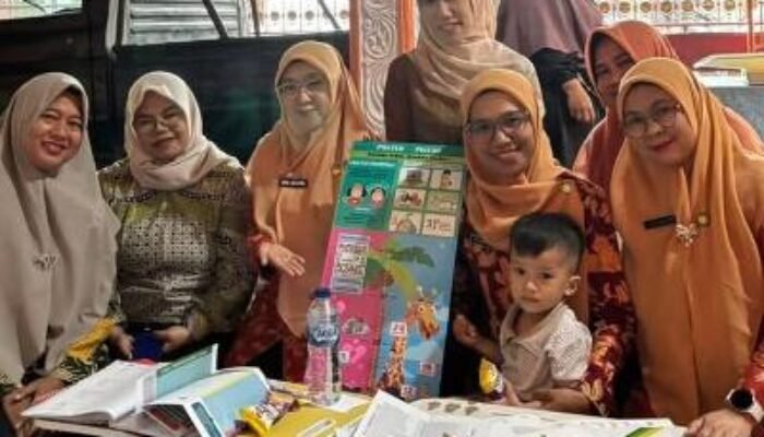 Tindak Lanjut Arahan, DW Kominpo Kota Solok Dampingi Pekan Posyandu