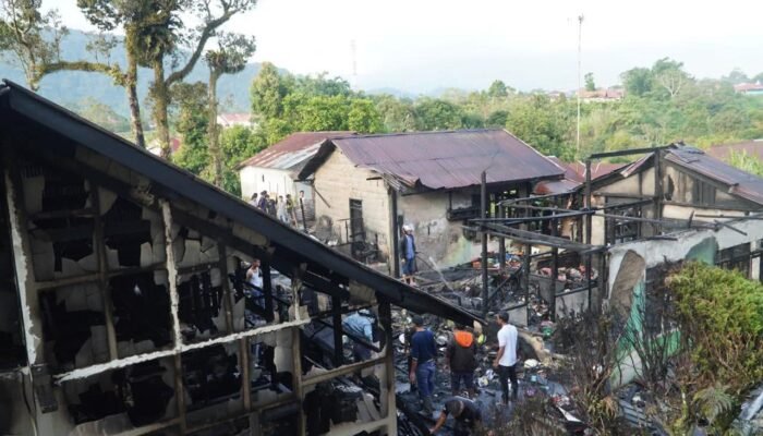 Api Mengamuk di Pd. Panjang, 4 Rumah Terbakar, Pemko Salurkan Bantuan