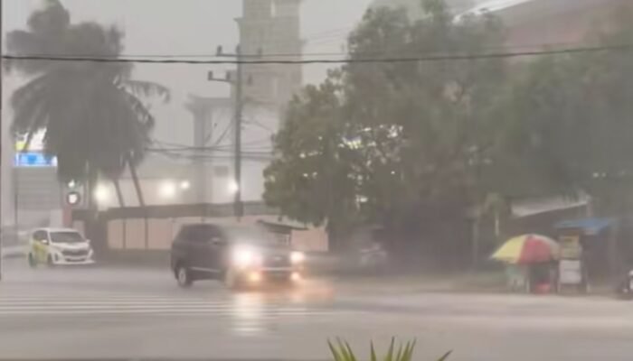 Hujan Deras Itensitas Tinggi Mengguyur Kota Kendari, Sulawesi Tenggara (Sultra)