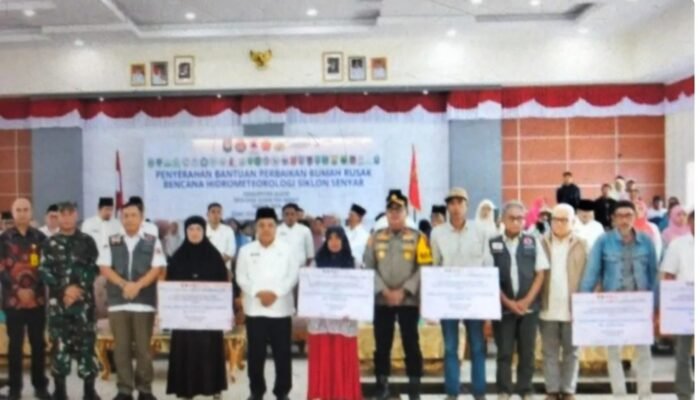 Bupati Agam Serahkan Bantuan Perbaikan Rumah Terdampak Bencana Tahap I