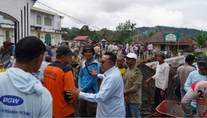 Bupati Eka Goro Bersama Masyarakat Bangun Tempat Parkir Mesjid Nurul Falah