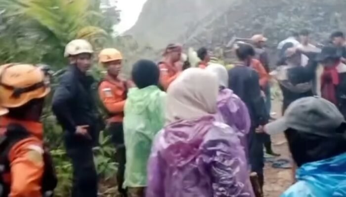 Tim Sar Evakuasi Wisatawan Terjebak di Objek Wisata Air Terjun Sarasah Barasok