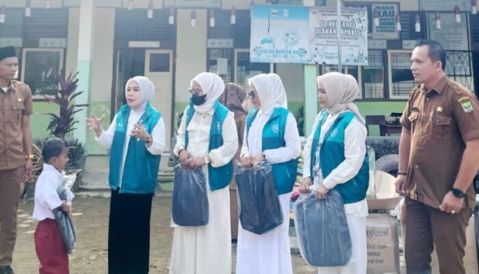 TP PKK Pd. Pariaman Serahkan Bantuan Tas Sekolah & Beras Siswa Ulakan Tapakis