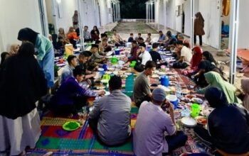 Camat Bina Kebersamaan Dengan Buka Bersama Dengan Korban Bencana