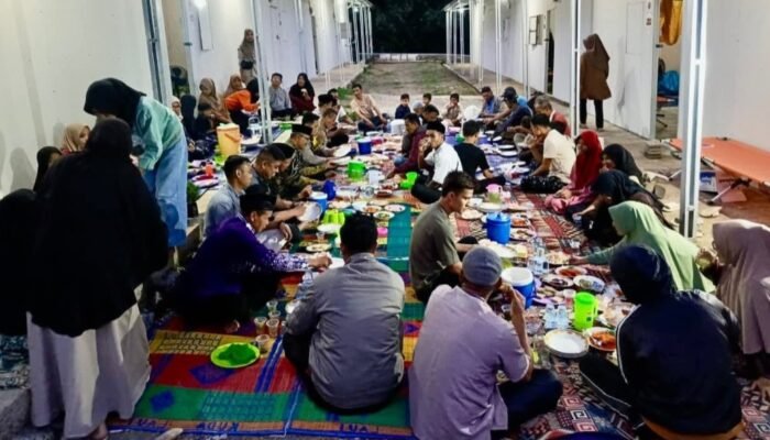 Camat Bina Kebersamaan Dengan Buka Bersama Dengan Korban Bencana