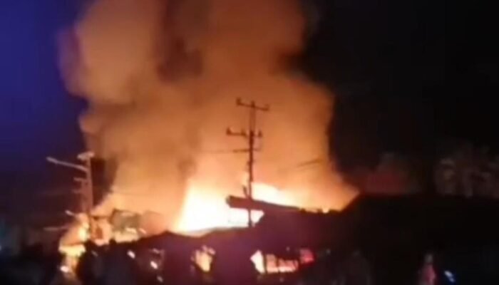 Kebakaran Hebat di Sp. Lagan Punggasan, Hanguskan 12 Ruko, Kerugian Rp5 Miliar