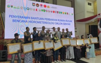 Wabup Rahmat Hidayat Serahkan Bantuan Dana Perbaikan Rumah Pd. Pariaman