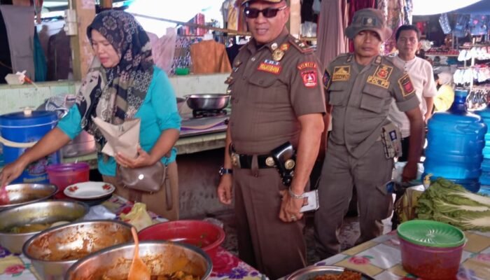 Satpol PP Agam Imbauan Kepada Pedagang di Pasar Tiku Selama Bulan Puasa