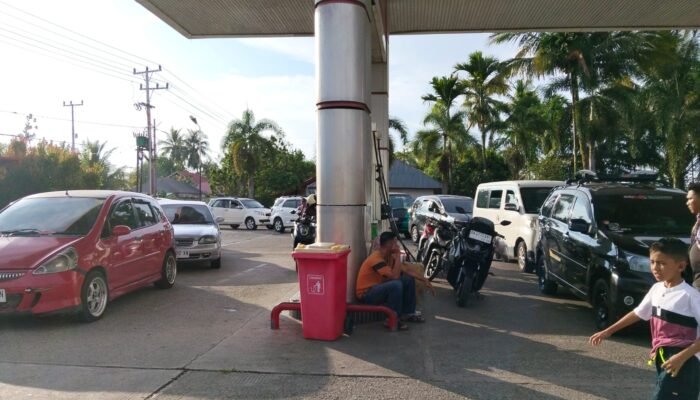 Sinyal Lelet, Pengisian BBM di SPBU Ujuang Aia Sutra, Pesisir Selatan Harus Antri