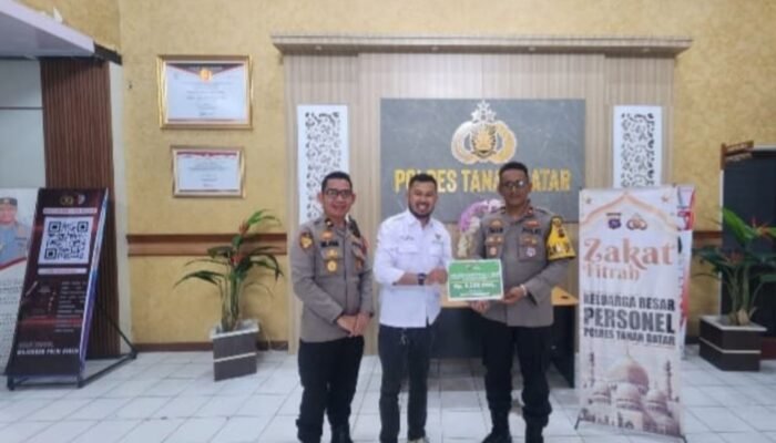 Wakapolres Tanah Datar Iman Khalid Salurkan Zakat Fitrah Rp4,5 juta