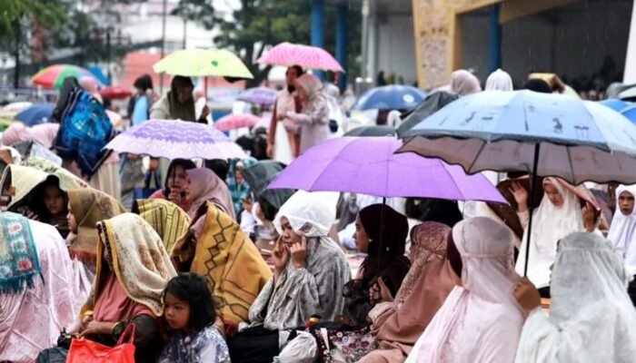 Dalam Siraman Hujan, Jemaah Sholat Idul Fitri Laksanakan Sholat Idul Fitri 1447 H
