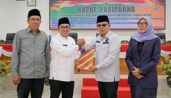 Bupati Tanah Datar Eka Putra Sampaikan Nota Penjelasan Tiga Ranperda