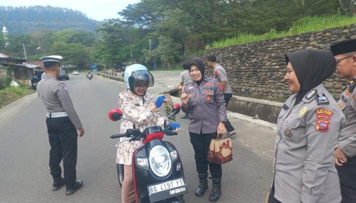 Hebat!, Dipimpin Wakapolres, Polres Tanah Datar Bagi Takjil untuk Pengandara Taat