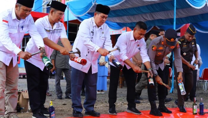 Satpol PP-Damkar Agam Musnahkan 721 Botol Miras, Sitaan Operasi Pekat