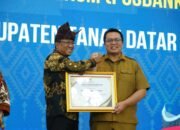 Beri Keadilan Kepada Masyarakat, Pemkab Tanah Datar Terima Penghargaan