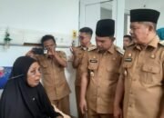 Bupati Pasaman Welly Suhery Bezuk Ibu Saudah, dan Jamin Biaya Pengobatan