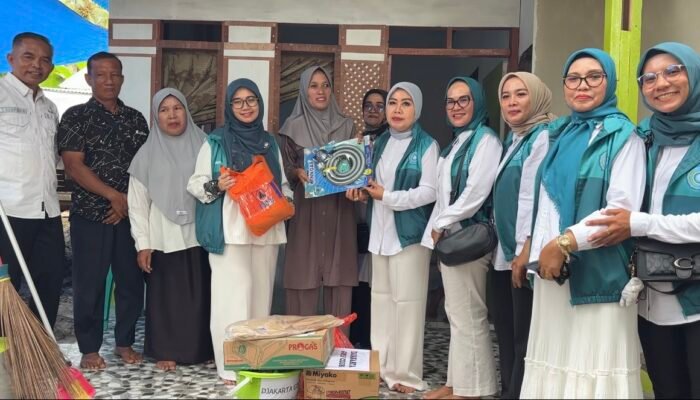TP PKK Pd. Pariaman Serahkan Kunci Rumah Layak Huni kepada Ibu Agustina