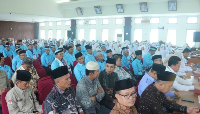 Bupati Syafni Sikumbang Lepas Keberangkatan Calhaj Embarkasi Padang