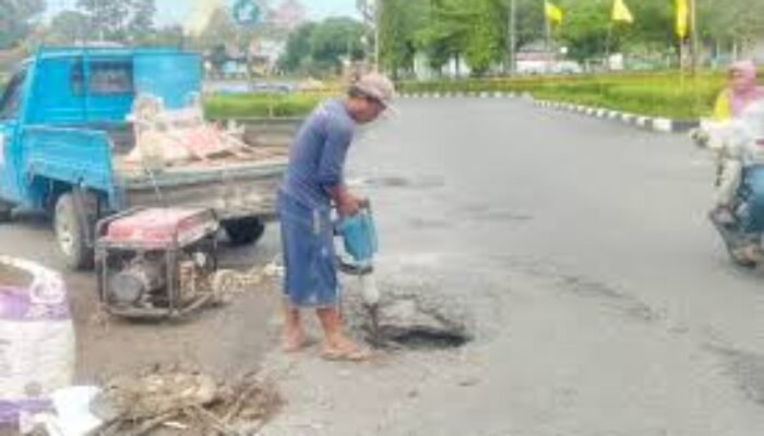 Rehab Jalan Jalur Dua Lubuk Basung, Asal Jadi, Hari Hujan Aspal Juga Dicurahkan