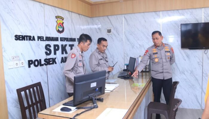 Wakapolda NTB Kunjungi Polsek Ampenan dan Selaparang, Disiplin dan Pelayanan