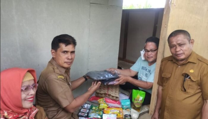 Dinsos Agam Salurkan Bantuan Donny Chaniago, Berjuang Melawan Kanker