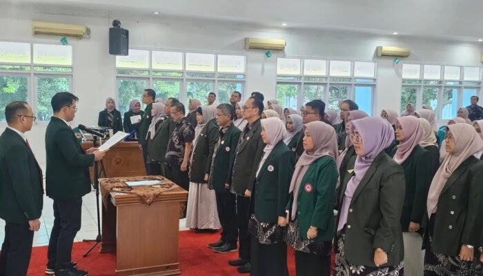 Ketua IDI Sumbar  Dr. dr. Roni Eka Syahputra Lantik IDI Tanah Datar dr. Nedi Hidayat
