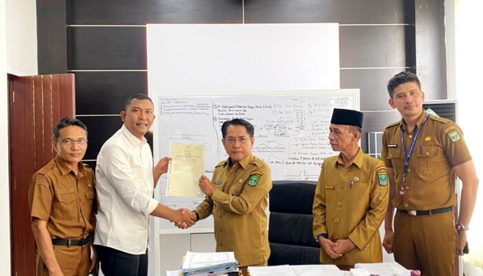 Bupati Padang Pariaman Terima Sertifikat Tanah Pengganti Lahan BPP Batang Anai