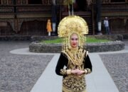 Menteri Pariwisata RI Kenakan Pakaian Adat Minangkabau, Suntiang Pengantin