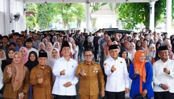 Bupati Tanah Datar Eka Putra Serahkan Secara Simbolis Beasiswa dari Baznas