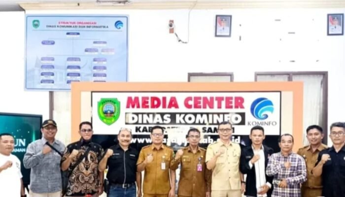 Bupati Pasaman Welly, Wakil Parulian Sambungkan Pasaman Internet Gratis 3T