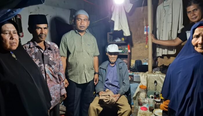 Dinsos Agam Pulangkan Lansia Terlantar Muhammad Khutar ke Tanah Datar