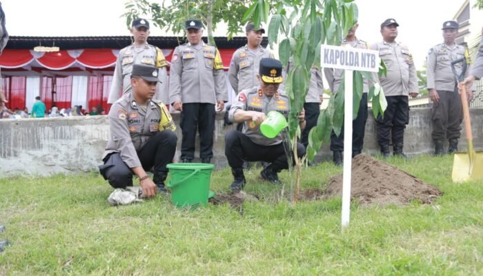 Kapolda NTB Salurkan Bansos, Tanam Pohon pada Kunker ke Polres Lombok Utara